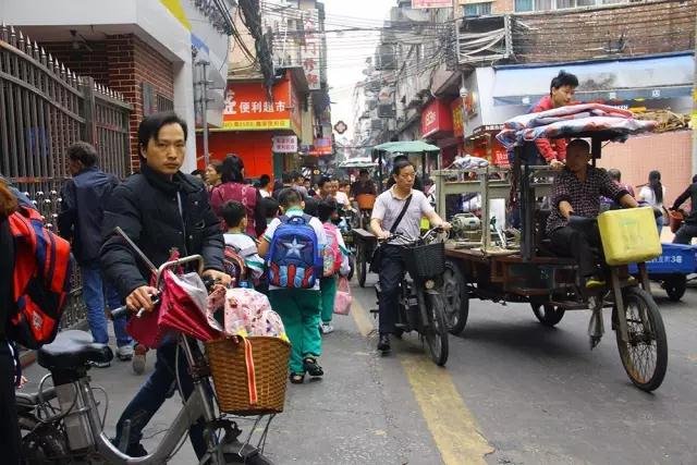 车流不息的康乐村。 车流不息的康乐村。