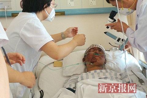 获救消防队员周倜状态平稳 眼角膜无问题