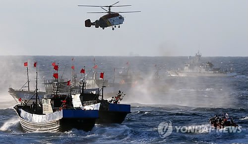 图为韩西海海警厅出动直升机“追捕”中国渔船。