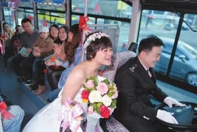 长春一公交司机开公交迎新娘 亲友一路高歌(图
