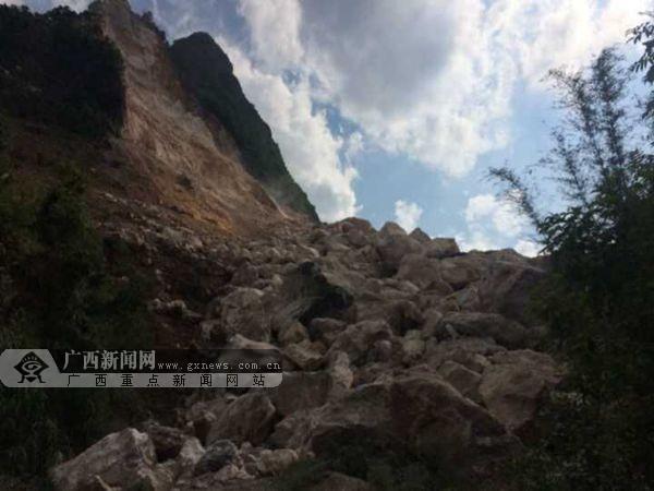 平乐突发山体塌方事故 8名工人被困岩洞1人已死亡