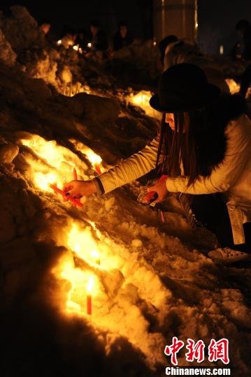 长春数千市民深夜聚集 自发悼念盗车案遇害婴儿