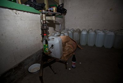 该作坊中,压盖器 散装酒桶和涉假 牛二 rdqu...