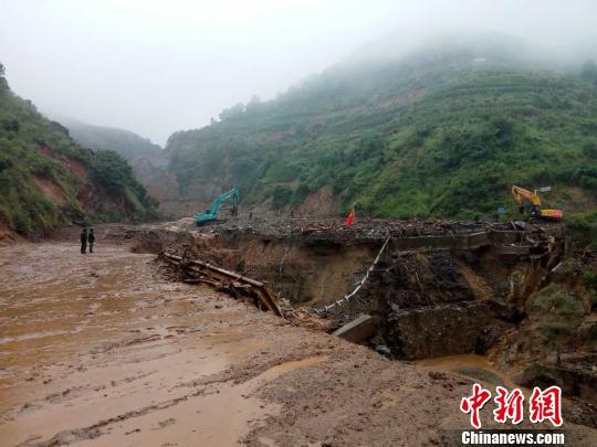 直击攀枝花特大暴雨现场：100多米山体垂直垮塌