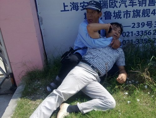 奥迪司机拒付停车费撞死协管 逃跑未遂被刑拘