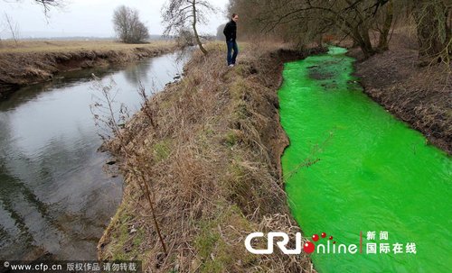 德国中部因化学污染形成绿色溪流