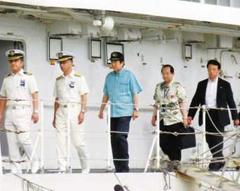 安倍登上钓鱼岛附近岛屿 中方敦促日本停止挑衅