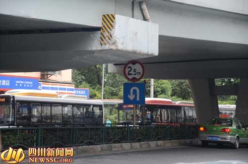 旅游大巴司机操作不当撞上限高桥梁 7名游客受