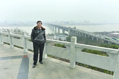 老人时隔56年重游长江大桥 对比照片显变化(图)