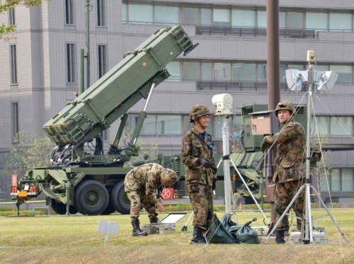 资料图:2013年4月9日,日本自卫队爱国者pac-3反导防空导弹部队进入