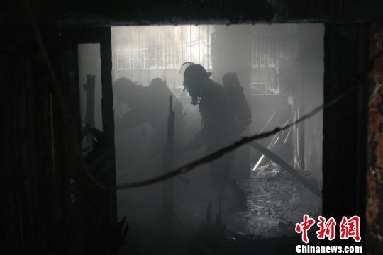 福州一楼房突发火灾 消防员铺设300米水带灭火