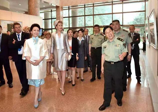 彭丽媛参观北京启喑实验学校 手语问候聋哑儿童