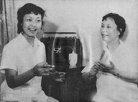彭丽媛现身恩师王音璇追悼会 现场人员倍受感动