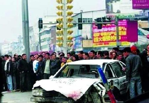 河南汝南县一警察酒后驾警车发生事故致5死3伤