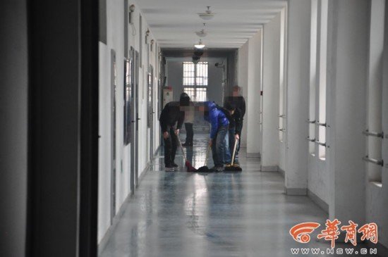 西安文理学院被指要贫困生扫楼道 称给发劳务