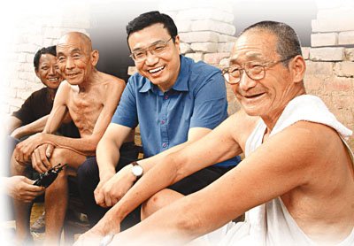 2003年8月8日，时任河南省委书记的李克强在原阳县桥北乡马庄村与村民亲切交谈。图片来源：新华社