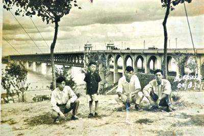 老人时隔56年重游长江大桥 对比照片显变化(图)