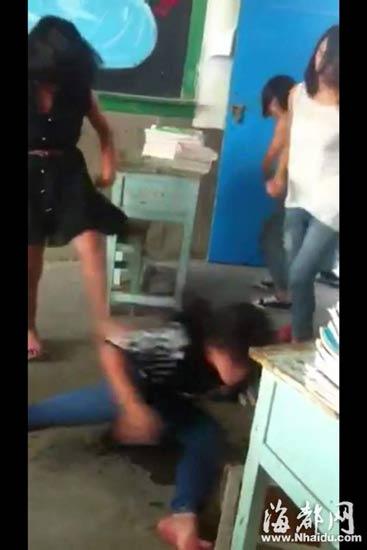高清图—漳州南靖县靖城镇草坂中学五名女生教室内群殴一名女生