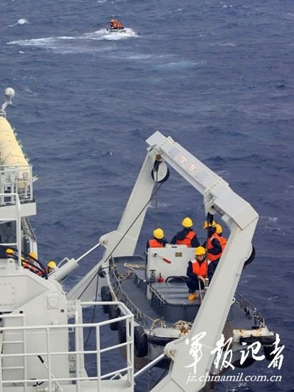 中國海軍小艇冒4米大浪為南沙礁盤運送補給(圖)