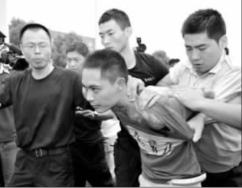宁波命案疑犯南京劫持大巴 警方未隐蔽行动遭疑