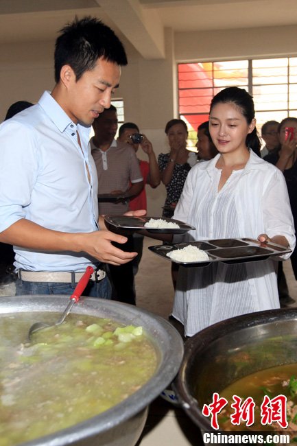 <em>大S</em>汪小菲云南做慈善 捐十所希望厨房_新闻