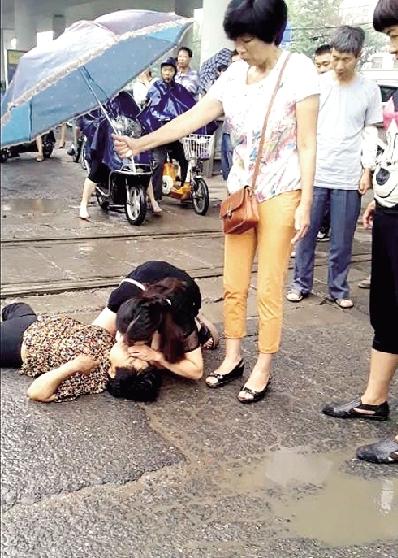 女护士雨中跪地为伤者施救 被称“最美女护士”