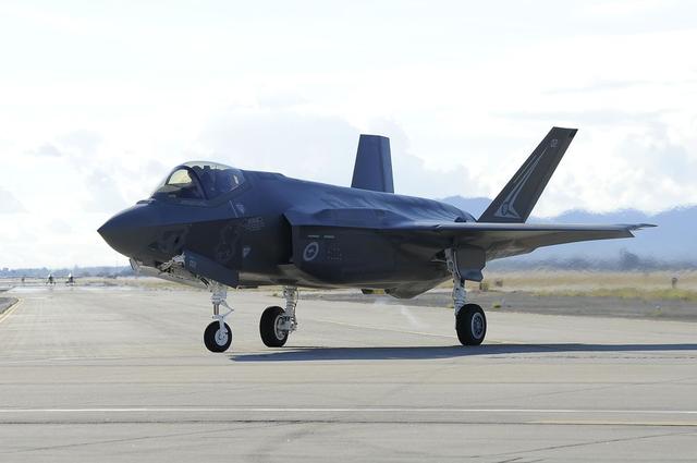 日本首架F35战机在美生产完毕 自卫队公布照片(图)