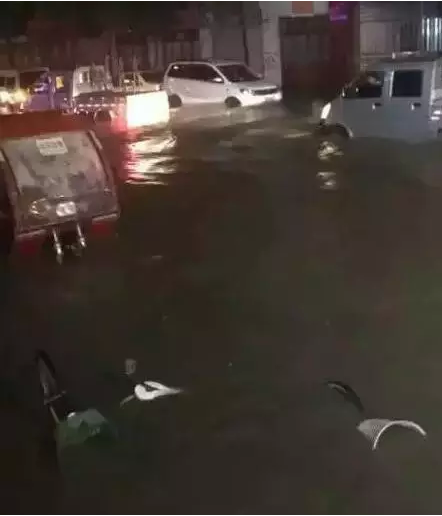 甘肃35个乡镇突遭暴雨袭击 国道毁坏小车被冲走6