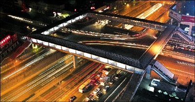 北京最大“口字形”天桥投用 缓堵中关村(图)