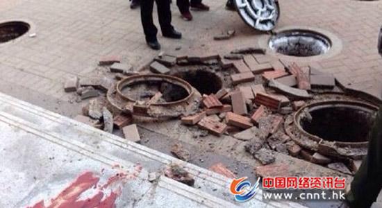 青海西宁一窨井盖突发爆炸 造成3名学生受伤
