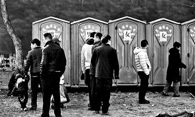 北京地坛庙会增加女厕位 男性如厕罕见排队