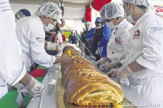 委内瑞拉厨师制巨无霸面包 希望破吉尼斯纪录