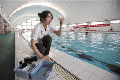 北京多家游泳馆尿素超标 有人在池中小便