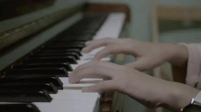 《栩晴的尤克里里》剧照,弹着钢琴的栩晴。 《栩晴的尤克里里》剧照,弹着钢琴的栩晴。