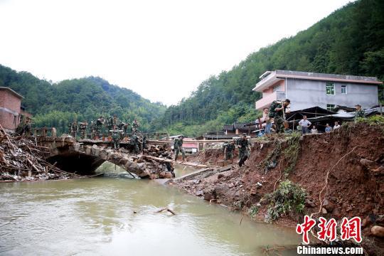 武警官兵挺进福建失联38小时孤岛村打通一救援通道