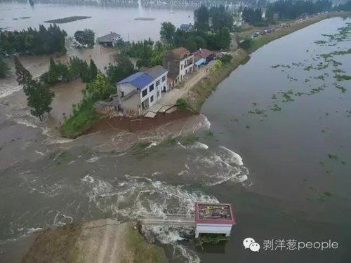 对话：“卡车敢死队”堵溃口，纯属万不得已