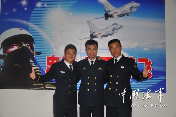 海军两名飞行员为保护人民群众生命财产牺牲(图)