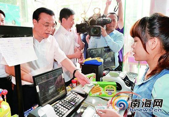 4月11日,李克强总理打破原定行程,走进一家小超市查看并购买海南特产。