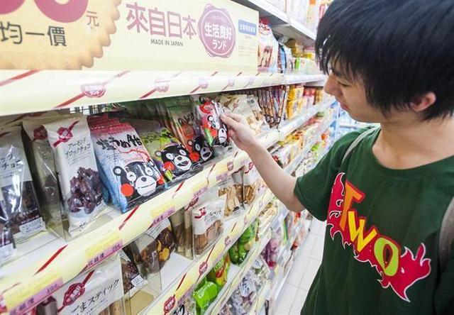 图为在台湾商店中贩卖的日本进口食品。（图片来源：台湾《中时电子报》）