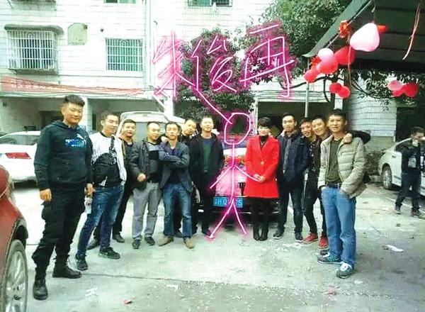 贵州：特警放弃婚礼去参加比武 新娘一个人拜堂