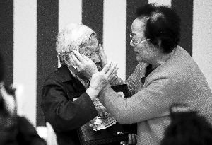 韩国慰安妇李容洙(右)与南京大屠杀幸存者杨翠英(左)相拥而泣 现代快报记者 顾炜 摄