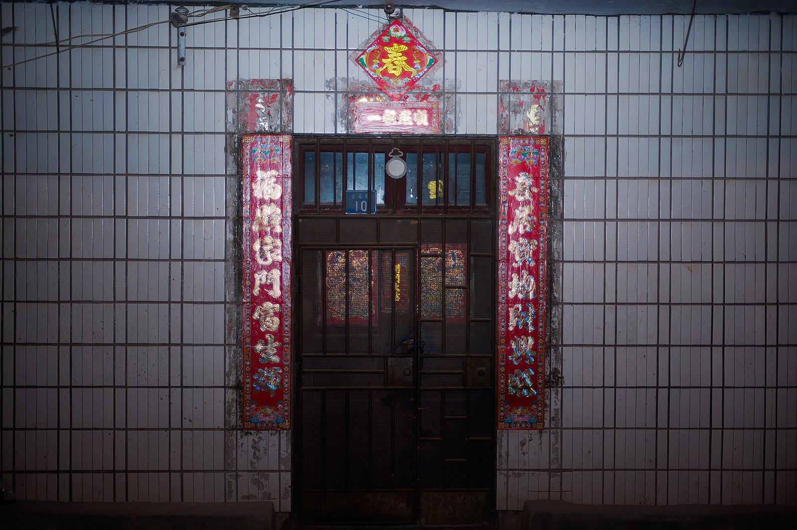 临江镇古城路10号,这是我们家住了近20年的老房子,一幢三层高的小楼房。房子是1987年父母亲举债建的,铁门早已生锈。一楼是客厅、厨房和书房,二楼是三间卧室,三楼是父母的小花园。就是在这个房子里,装满了我和家人一起吃饭、看电视的时光;装满了夏天躲书房看书、吃冰棍的凉意;装满了台灯下做家庭作业的身影和停电时在楼顶打地铺、数着繁星睡着的乐趣……离开家后,我再也没有见过那么美的夜空。 临江镇古城路10号,这是我们家住了近20年的老房子,一幢三层高的小楼房。房子是1987年父母亲举债建的,铁门早已生锈。一楼是客厅、厨房和书房,二楼是三间卧室,三楼是父母的小花园。就是在这个房子里,装满了我和家人一起吃饭、看电视的时光;装满了夏天躲书房看书、吃冰棍的凉意;装满了台灯下做家庭作业的身影和停电时在楼顶打地铺、数着繁星睡着的乐趣……离开家后,我再也没有见过那么美的夜空。