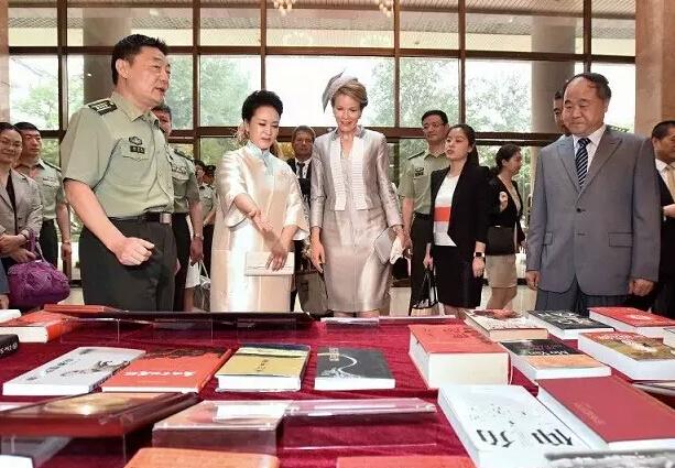 彭丽媛参观北京启喑实验学校 手语问候聋哑儿童