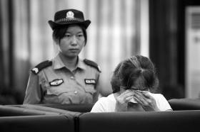 7月1日,长沙县法院回龙审判庭,被告人吴敏(化名)流下悔恨的眼泪