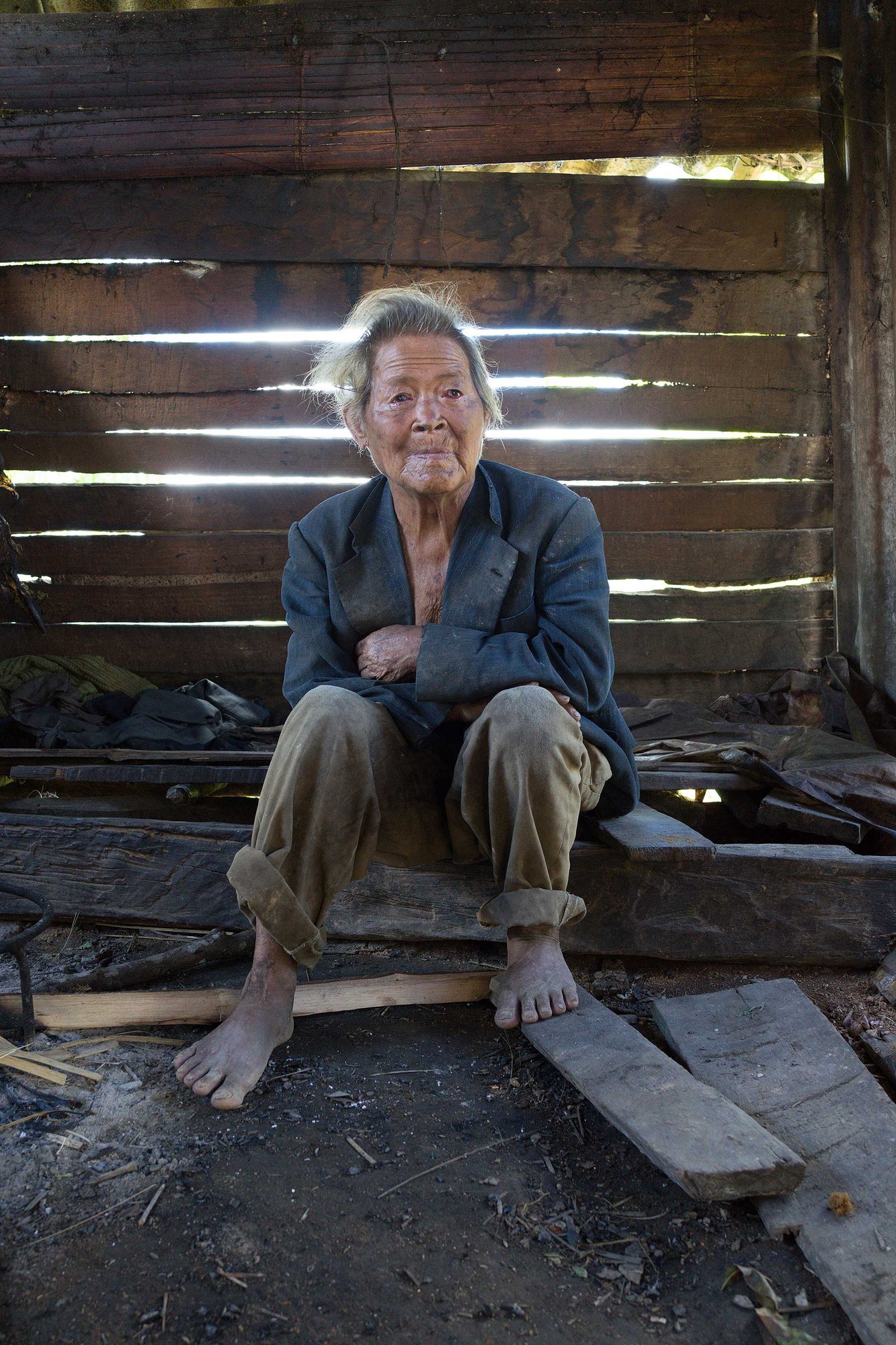 居住在自己修建的棚舍中的莽人陈二阿哼。莽人取名一般是在姓氏后面冠以本人在弟兄姊妹间的排行,女子在排行后多一个“妹”字,陈二阿哼原名应该叫陈二,人口普查时,工作人员问他的名字,老人家回答“ 陈二”, 然后习惯性地发出“阿哼”的鼻音,工作人员顺势将他的名字登记成“陈二阿哼”。 居住在自己修建的棚舍中的莽人陈二阿哼。莽人取名一般是在姓氏后面冠以本人在弟兄姊妹间的排行,女子在排行后多一个“妹”字,陈二阿哼原名应该叫陈二,人口普查时,工作人员问他的名字,老人家回答“ 陈二”, 然后习惯性地发出“阿哼”的鼻音,工作人员顺势将他的名字登记成“陈二阿哼”。