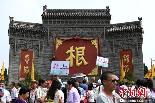 25国海外华校校董在洪洞大槐树寻根祭祖。武俊杰 摄