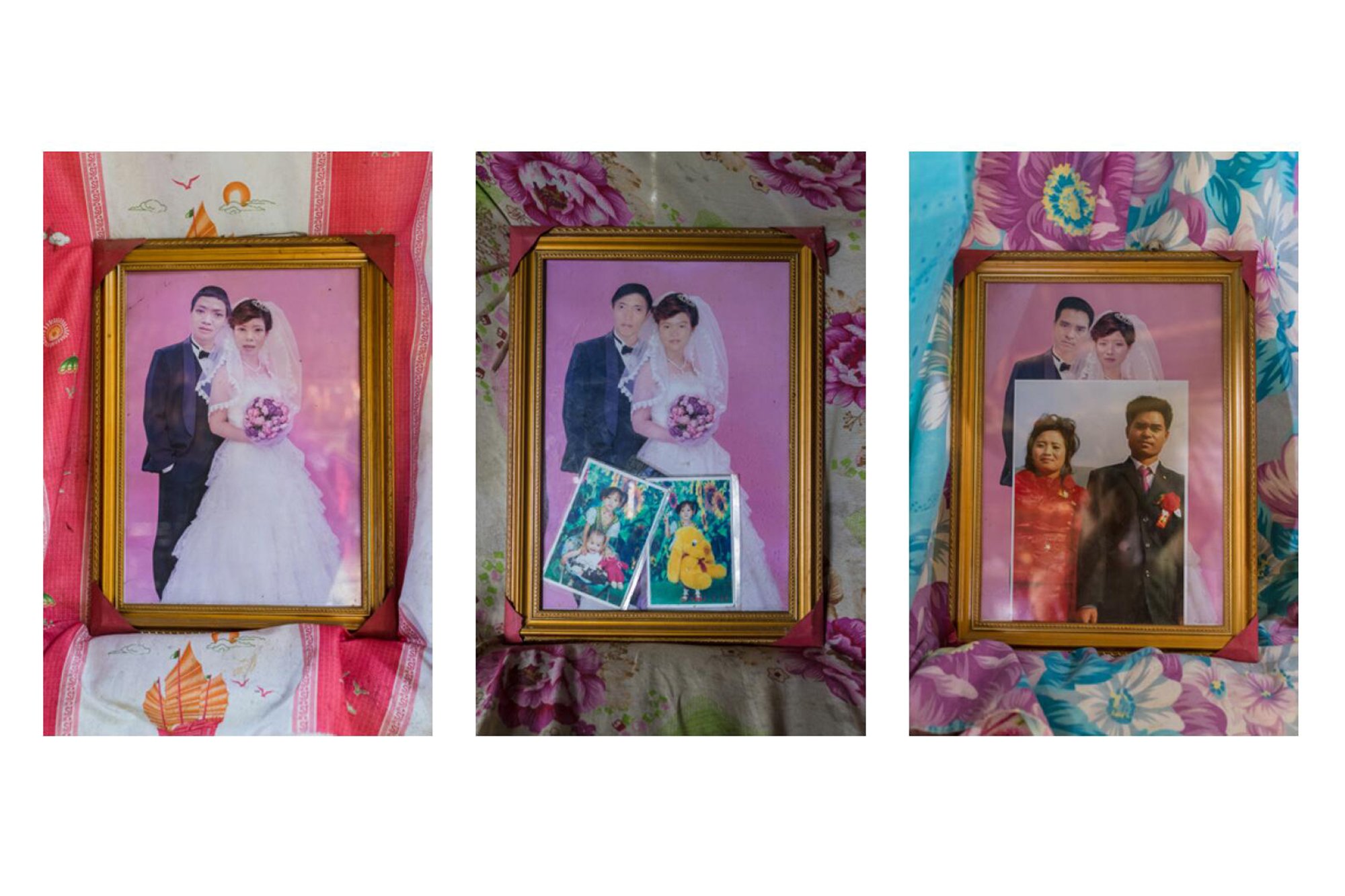 莽人的结婚照。这些结婚照由乡村摄影师使用同一个模板制作,2013。 莽人的结婚照。这些结婚照由乡村摄影师使用同一个模板制作,2013。