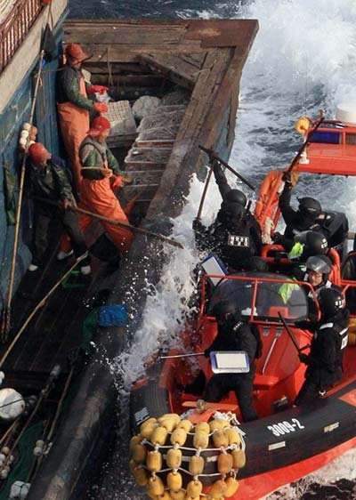 韩国一名海警抓扣中国渔船时被刺死28 / 作者:32号 / 帖子ID:6020