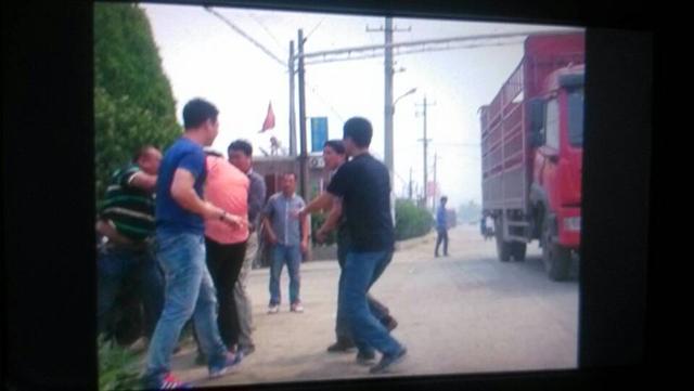 人民网记者在石家庄采访地沟油报道遭殴打(图)