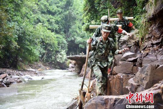 武警官兵挺进失联38小时孤岛村 打通一救援通道